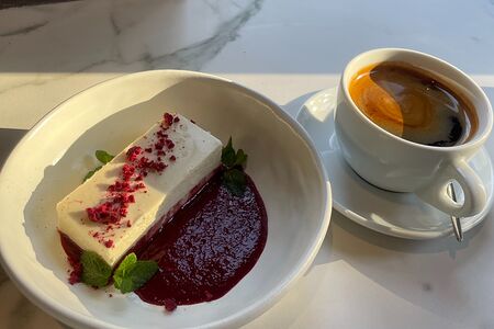 Чизкейк с малиновым соусом