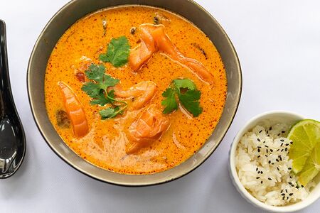 Том ям с лососем