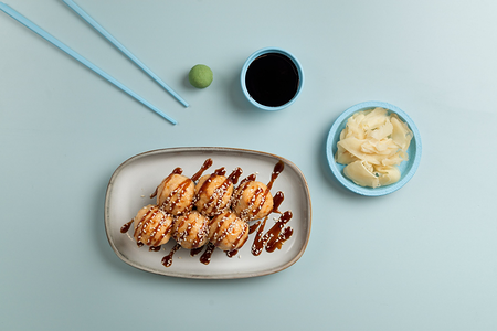 Запеченный ролл с лососем