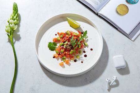 Тартар из лосося и авокадо