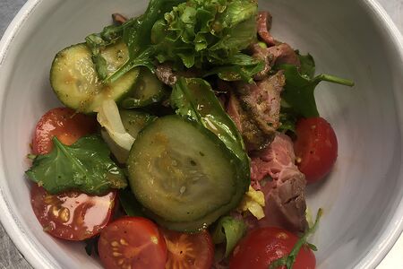 Теплый салат с мраморной говядиной по-азиатски