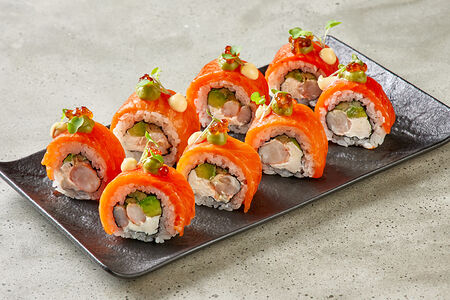 Лосось, креветка, мусс из авокадо, маринованная лососевая икра