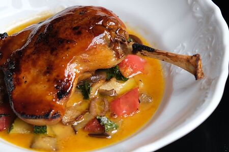 Утка конфи с овощами