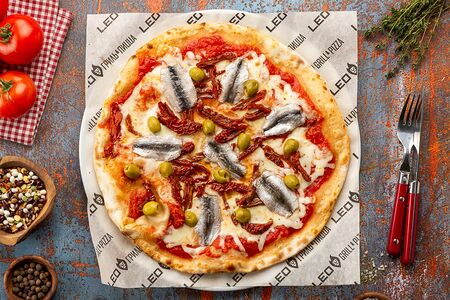 Пицца с анчоусами, вялеными томатами и оливками