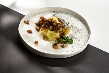 Толченый картофель с белыми грибами, сметаной и зеленью