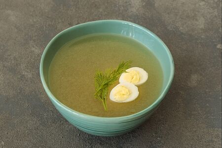 Бульон куриный с перепелиным яйцом