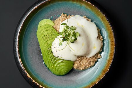 Зеленая гречка с авокадо и яйцом пашот