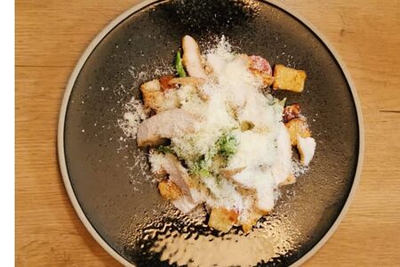 Салат Цезарь с курицей