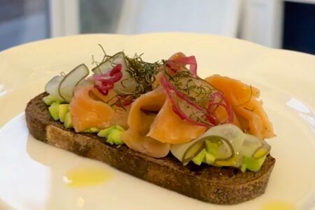 Брускета с лососем