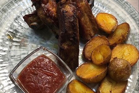 Рёбра свиные в соусе BBQ с картофелем