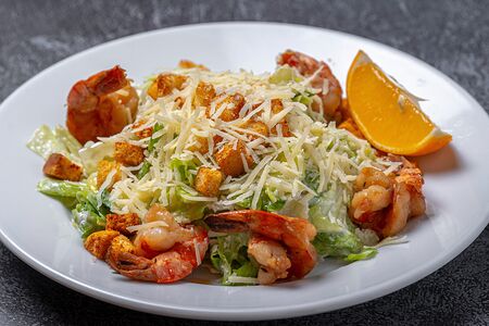 Салат Цезарь с креветками