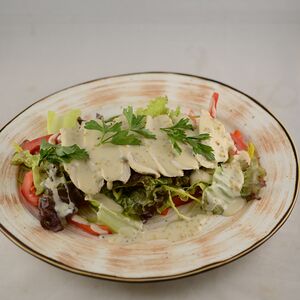 Салат с куриной грудкой и соусом Дорблю