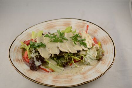 Салат с куриной грудкой и соусом Дорблю