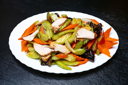 Сельдерей с курицей и арахисом