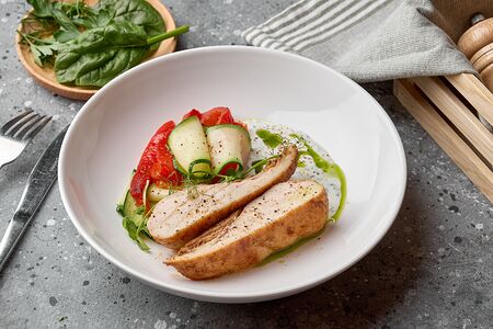 Куриная грудка с йогуртовым соусом