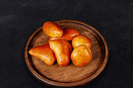 Корзинка русских пирожков на зубок