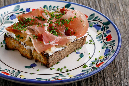 Брускетта с паштетом и пармой