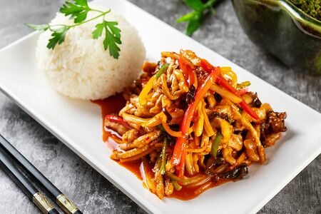 Жареная свинина с овощами в остро-сладком соусе