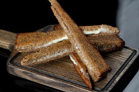 Чесночные гренки с сыром