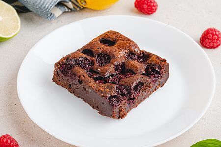 Шоколадный брауни с вишней