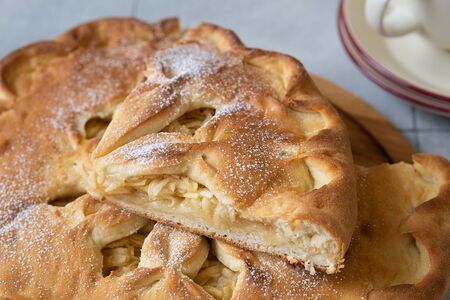 Сладкий пирог с яблоком