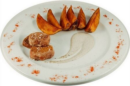 Медальоны из свинины с картофельными дольками и грибным соусом