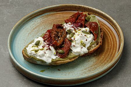 Тост с гуакамоле вялеными томатами и страчателлой