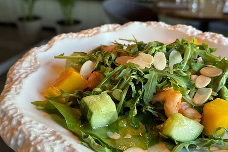 Салат со спелым манго, шпинатом и креветками