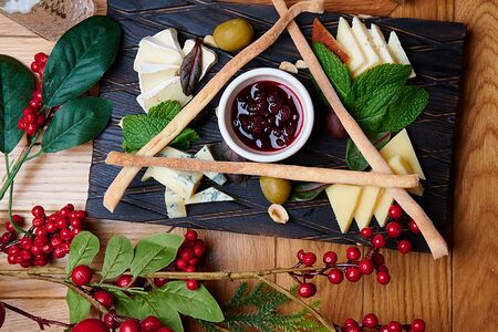 Ассорти фермерских сыров с брусничным вареньем и хлебными палочками