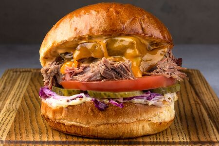 Бургер с рваной свининой