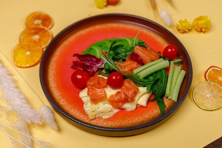 Омлет с лососем