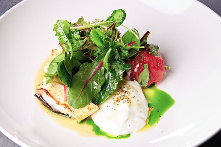 Теплый салат с кальмаром, баклажаном и печеными томатами с греческим йогуртом