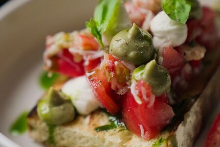 Брускетта с крабом, томатами и кремом из авокадо