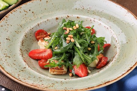 Салат с жареным халлуми, рукколой и клубникой