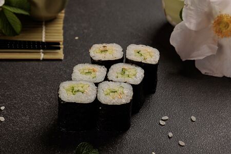 Мини-ролл с огурцом