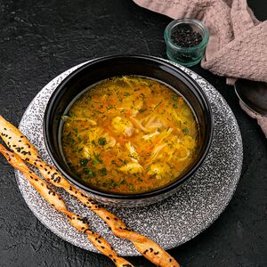 Куриный бульон с лапшой и перепелиным яйцом