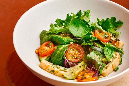 Кальмар на гриле со свежими овощами