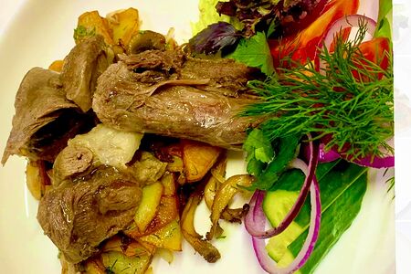 Баранина пряная томленая с жареным картофелем и грибами