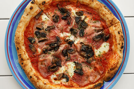 Пицца с ветчиной и грибами