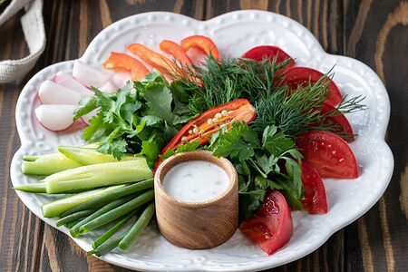 Тарелка свежих овощей