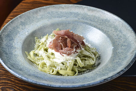 Паста с прошутто и страчателлой