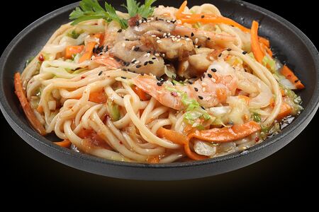 Удон с креветками и курицей под соусом чили