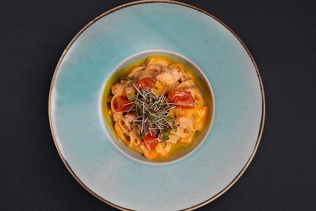 Тальятелле с тигровой креветкой в тайском стиле