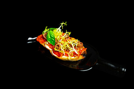 Брускетта с печеным перцем и анчоусом