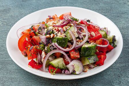 Салат из свежих овощей с грецким орехом