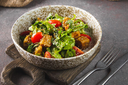 Салат с баклажанами, томатами и кинзой