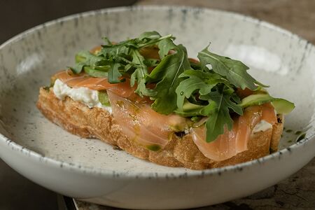 Брускетта с лососем и авокадо