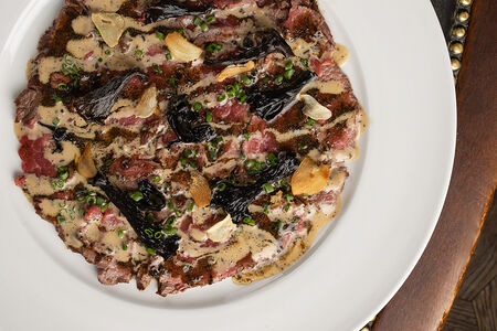 Татаки из говядины с маринованными черными лисичками