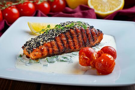 Стейк из семги с кунжутом