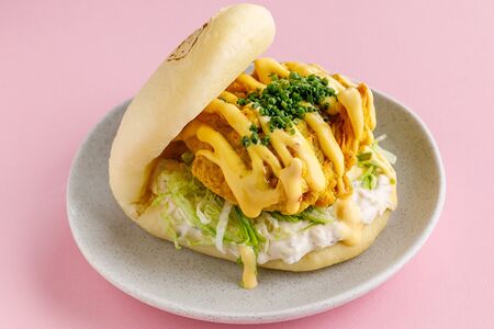 С хрустящим цыпленком и соусом манго-чили